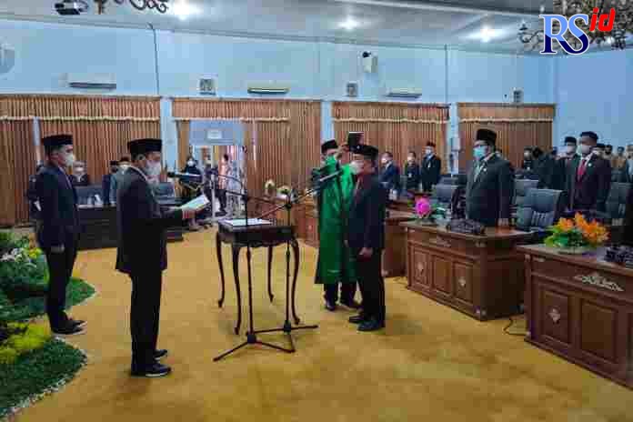 Pengambilan sumpah jabatan saat pelantikan Muhammad Zainudin sebagai anggota dewan pengganti antar waktu DPRD Kabupaten Batang. (RIYAN FADLI/JAWA POS RADAR SEMARANG)