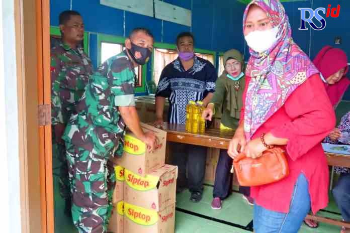 KOORDINASI: Dindagkop-UKM dibantu anggota TNI saat membagikan migor murah kepada koordinator RT di Kelurahan Baros Pekalongan Timur, Jumat (11/3). (Lutfi Hanafi/Jawa Pos Radar Semarang)
