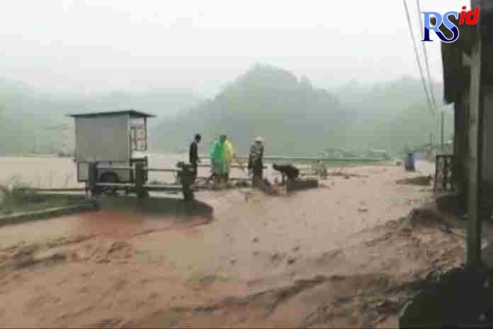 AKIBAT HUJAN DERAS : Banjir bandang terjadi di wilayah Kecamatan Tegalsari dan Mojotengah pada Kamis (10/3) sore. Tidak ada korban jiwa namun kerugian ditaksir ratusan juta rupiah.(BPBD for Jawa Pos Radar Magelang)