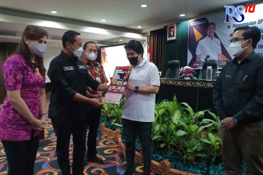 Ketua DPRD Kota Semarang, Kadar Lusman, Sekda Kota Semarang, Iswar Aminuddin dan Kepala Bapenda Kota Semarang, Indriyasari ketika menyerahkan banner kepada perwakilan restoran yang digandeng sebagai mitra undian Makan Kenyang Dapat Hadiah. (ADENNYAR WYCAK