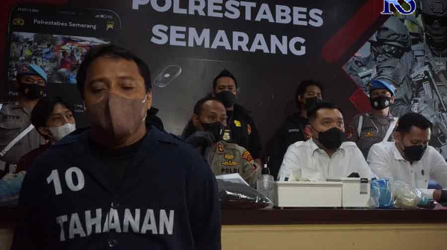 Tersangka Widiyanto saat gelar perkara di Mapolrestabes Semarang, Senin (21/3). (ADITYO DWI/JAWA POS RADAR SEMARANG)