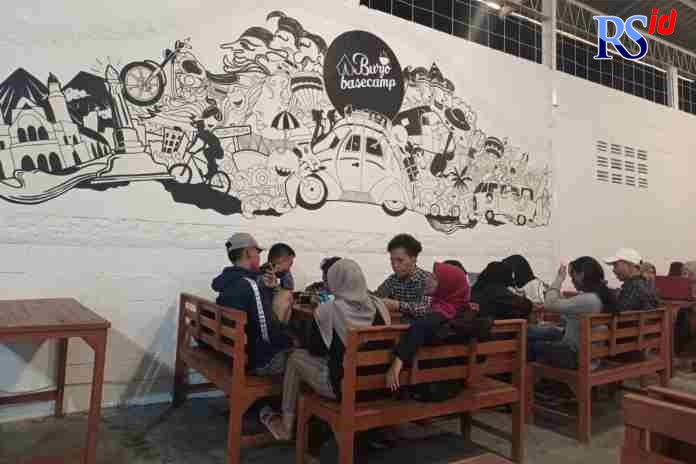 MURAH MERIAH : Burjo Basecamp yang beralamat di Ngaliyan, Kota Semarang menyediakan fasilitas lengkap dengan harga terjangkau.  (M IQBAL AMAR/JAWA POS RADAR SEMARANG)