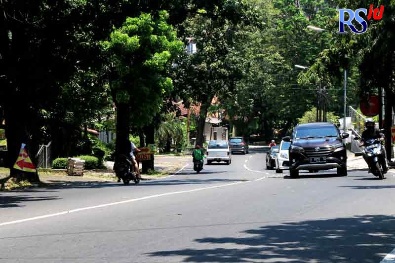 Turunan Jalan Abdul Rahman Saleh, Manyaran, Semarang yang beberapa kali terjadi kecelakaan lantaran rem blong maupun kendaraan yang tidak kuat menanjak. (NUR CHAMIM/JAWA POS RADAR SEMARANG)