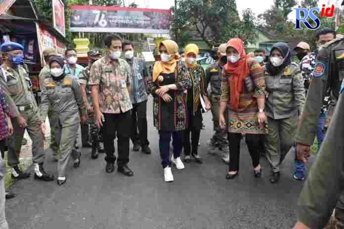 Bupati Pekalongan Fadia Arafiq saat meninjau salah satu ruas jalan di Lebakbarang yang baru saja selesai perbaikan, Selasa (8/3). (Istimewa)
