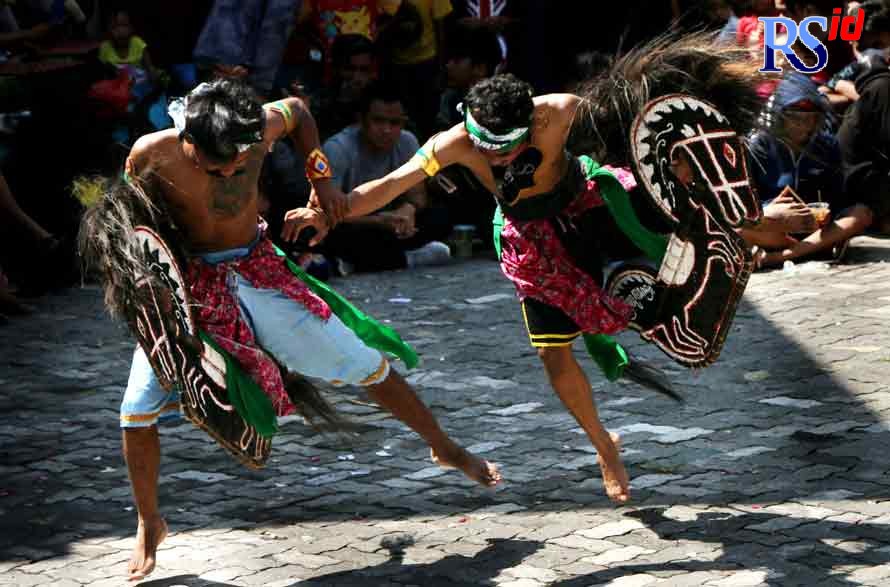 Puluhan pemain kuda lumping memeriahkan acara Gelar Budaya Kuda Lumping dalam CFD Gunungpati di Jalan Baru Gunungpati Minggu (20/3). (NUR CHAMIM/ JAWA POS RADAR SEMARANG)