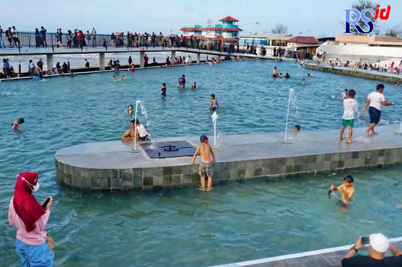 Wisata Air Pasir Kencana langsung diserbu pengunjung usai peresmian beberapa waktu lalu. (Lutfi Hanafi/Jawa Pos Radar Semarang)