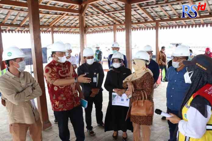 LIHAT PROYEK : Ketua Komisi D DPRD Jateng Alwin Basri beserta anggota dewan lainnya melihat perkembangan proyek tol Semarang-Demak. (DOKUMEN HUMAS DPRD JATENG)