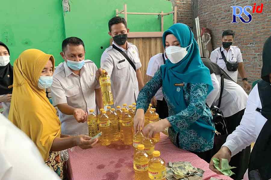 Chacha Frederica sibuk melayani warga. (DEVI KHOFIFATUR RIZQI/ JAWA POS RADAR SEMARANG)