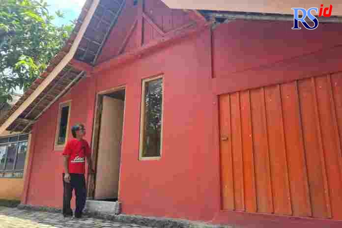 Suyono di depan rumahnya setelah di renovasi menjadi lebih layak dan nyaman ditinggali bersama keluarganya. (Istimewa)