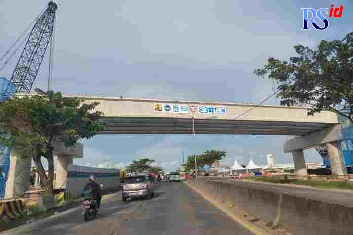 Bentangan girder selesai dipasang di atas jalan raya Pantura Sidogemah Sayung. (Wahib Pribadi/Jawa Pos Radar Semarang)