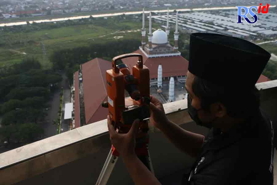 rukyatul hilal. (Dokumentasi Nurchamim/Jawa Pos Radar Semarang)