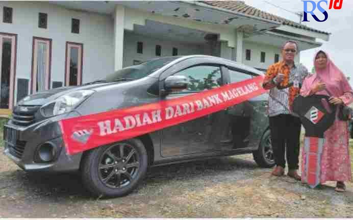 MENANG UNDIAN  : Nasabah Bank Magelang, Suprapti, menerima hadiah utama dari Direktur Perumda BPR Bank Magelang Taufik Hidayat,  Jumat (25/3). (PUPUT PUSPITASARI/JAWA POS RADAR MAGELANG)