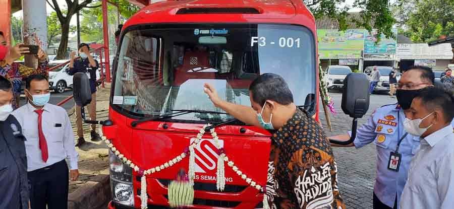 Wali Kota Semarang, Hendrar Prihadi meresmikan armada Feeder  III Rute Terminal Banyumanik - Terminal Penggaron, pada Selasa (1/3) pagi. (Adennyar Wycaksono/Jawa Pos Radar Semarang)