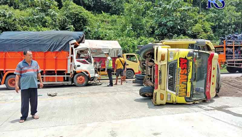 Kondisi truk yang terlibat tabrakan di jalan lingkar Alas Roban, Selasa (8/3). (Istimewa)