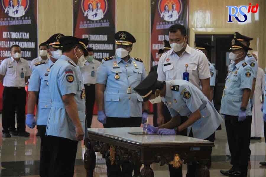 Sebanyak 54 orang pegawai di lingkungan Kanwil Kemenkumham Jateng dilantik dan diambil Sumpah Jabatan oleh Kepala Kanwil Kemenkumham Jateng A Yuspahruddin di aula lantai 3, Rabu (16/03). (Istimewa)