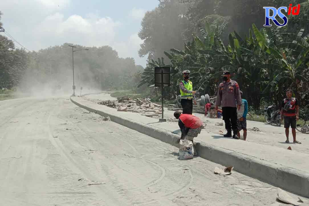 Kondisi semen yang berceceran setelah truk pengangkut terguling. (Istimewa)
