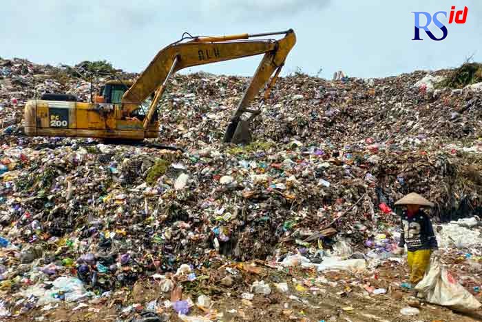 Kondisi bukit sampah di TPA Randukuning yang sudah memiliki ketinggian mencapai 20 meter. (RIYAN FADLI/JAWA POS RADAR SEMARANG)