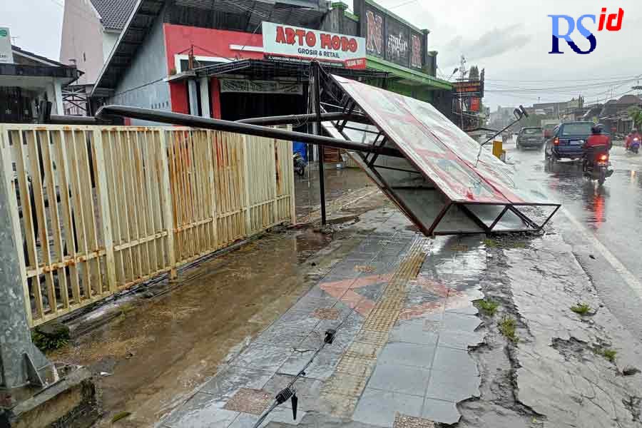 Salah satu baliho yang roboh di jalan Sarwo Edhi Magelang.(ROFIK SYARIF G P/JAWA POS RADAR SEMARANG)