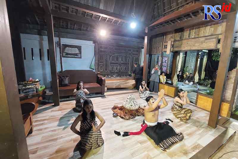 Sejumlah warga menggelar doa bersama dalam tradisi Apeman. (ADDIN ALFATH/JAWA POS RADAR SEMARANG)