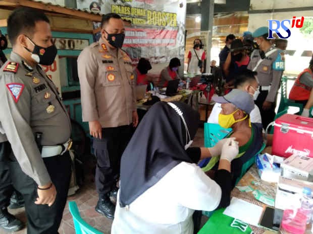Kapolres Demak AKBP Budi Adhy Buono memantau vaksinasi. (Wahib Pribadi/Jawa Pos Radar Semarang)