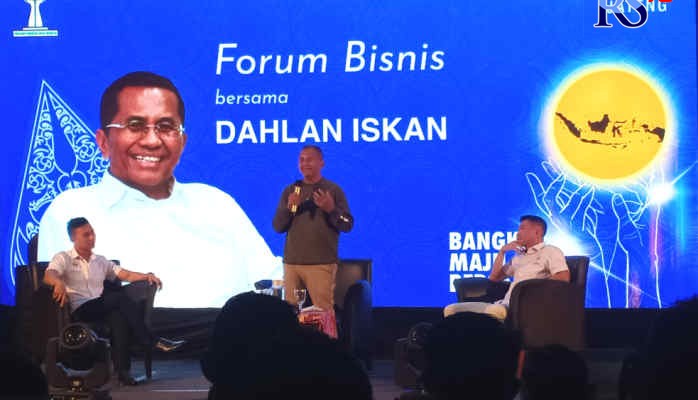 Dahlan Iskan ketika memberikan tips dan trik terkait bisnis kepada anggota Hipmi Jateng di Hotel Dafam, Kamis (3/3/2022) malam. (ADENNYAR WYCAKSONO/JAWA POS RADAR SEMARANG)