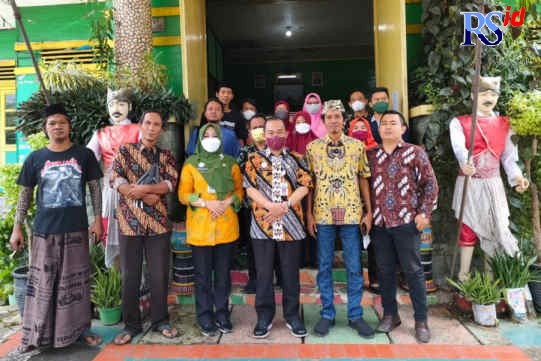 Ketua DKD Demak, Nur Wahid dan jajaran pengurus baru foto bersama Kepala Dinas Pariwisata Agus Kriyanto dan Sekretarisnya kurnia Zauharoh usai koordinasi. (Wahib Pribadi/Jawa Pos Radar Semarang)