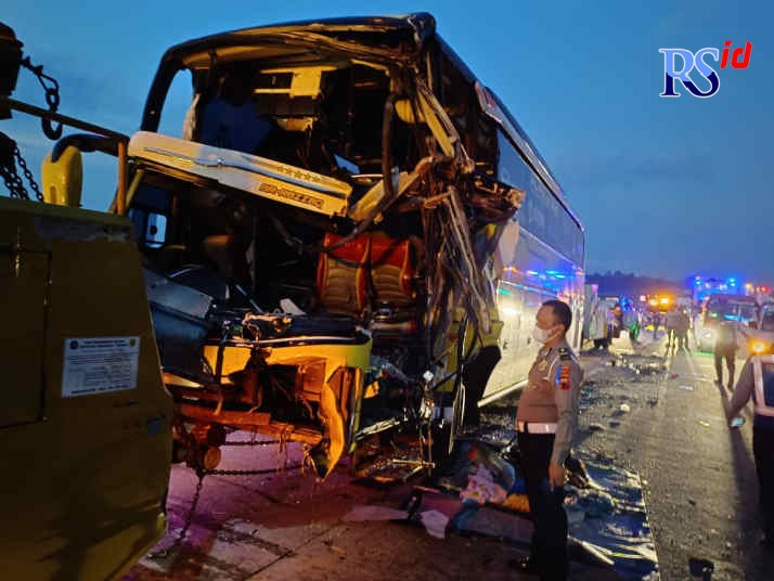 Bus rombongan peziarah kecelakaan di ruas Jalan Tol Semarang-Batang KM 352 +  800 jalur A, terjadi, Rabu (9/3) sekitar pukul 03.30. (Istimewa)