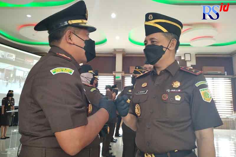 Kajati Jateng Andi Herman memberikan selamat kepada 16 pejabat yang dilantik dan diambil sumpah di aula Kejati Jateng, Kamis (10/3) . (IDA FADILAH/JAWA POS RADAR SEMARANG)