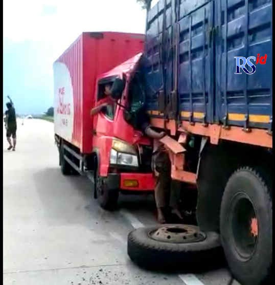 Kecelakaan truk vs truk di Tol Kendal. (Istimewa)