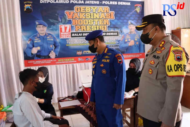 Vaksinasi booster di Desa Bedono, Kecamatan Sayung. (Wahib Pribadi/Jawa Pos Radar Semarang)