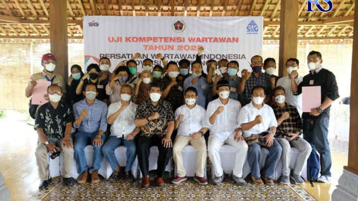 Foto bersama Perwakilan Manajemen PTSG, Pengurus PWI Jawa Tengah, serta peserta Uji Kompetensi Wartawan tahun 2022. (Istimewa)