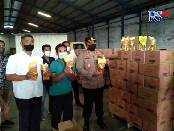 Kapolres Demak AKBP Budi Adhi Buono sidak migor di pasar tradisional. (Wahib Pribadi/Jawa Pos Radar Semarang)