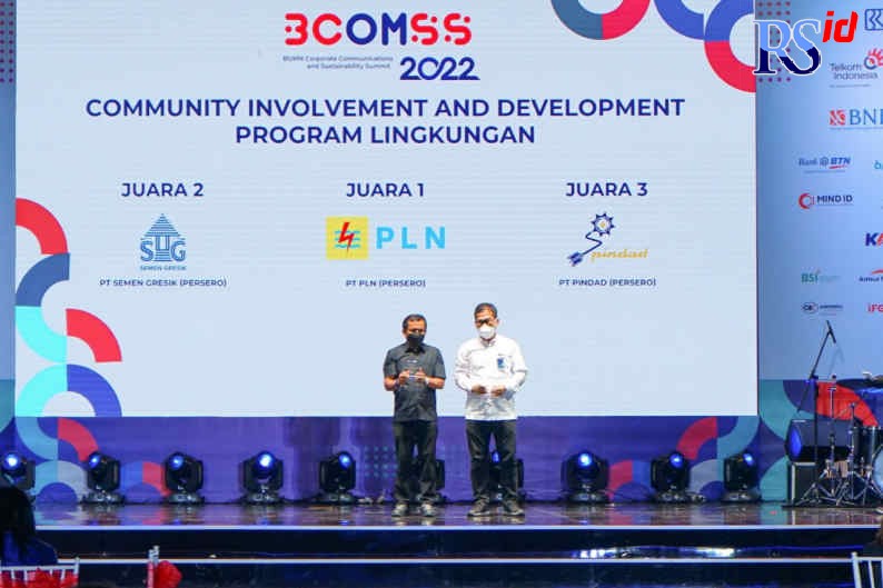 *Foto 1.* Direktur Utama SIG Dony Arsal (kiri) saat menerima penghargaan BCOMSS 2022 Kategori Community Involvement & Development Program Lingkungan untuk Semen Gresik, Rabu, 23 Maret 2022. (Istimewa)