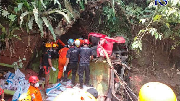 Korban kecelakaan saat tengah dievakuasi oleh relawan dan pihak kepolisian dari bangkai truk yang tergelincir ke jurang di sebelah jembatan penyelamat. (Istimewa)