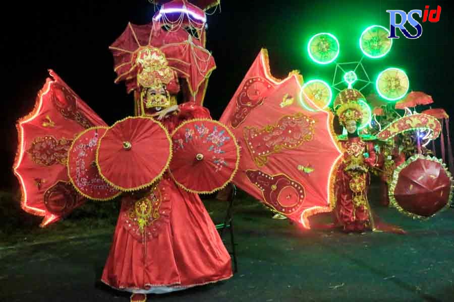 Peserta Semarang Night Carnival (SNC) 2022 di Sirkuit Mijen, Senin (28/3) tadi malam. (Nurchamim/jawa pos radar semarang)