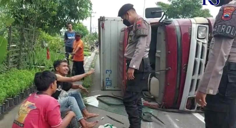 Petugas meminta keterangan sopir truk boks yang terguling. (Puput Puspitasari/Jawa Pos Radar Semarang)