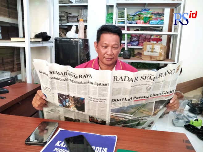 Membaca Jawa Pos Radar Semarang menjadi rutinitas Syahrul Qirom saban pagi sebelum beraktivitas. (IDA FADILAH/JAWA POS RADAR SEMARANG)