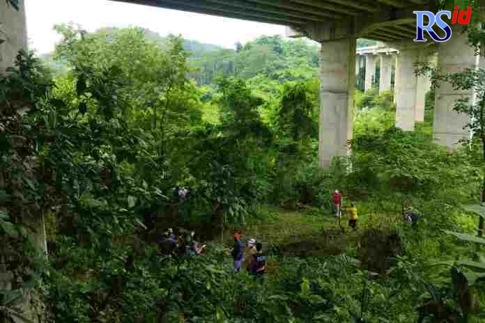 Petugas saat melakukan olah TKP di lokasi penemuan mayat tak dikenal di bawah jembatan Tol Semarang-Bawen Km 425, tepatnya di Kampung Grogol, Kelurahan Pudakpayung, Kecamatan Banyumanik, Minggu (13/3) sekitar pukul 07.00. (M HARIYANTO/JAWA POS RADAR SEMAR