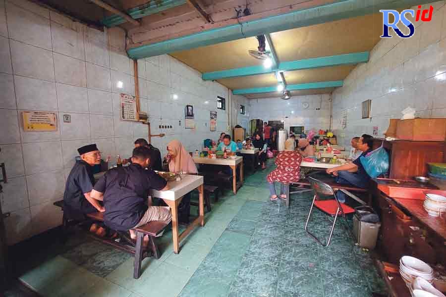 Soto ayam pak Mul yang mempertahankan kayu bakar untuk merebus kuah soto. (ADDIN ALFATH/JAWA POS RADAR SEMARANG)