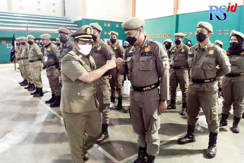 Bupati Semarang Ngesti Nugraha saat upacara HUT ke-72 Satpol PP dan Damkar di GOR Pandanaran Wujil. (Maria Novena/Jawa Pos Radar Semarang)