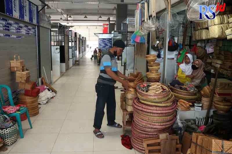 Pedagang mulai berjualan di Pasar Kanjengan lantai bawah. (NUR CHAMIM/ JAWA POS RADAR SEMARANG)