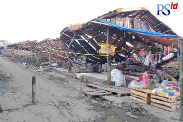 Pedagang masih bertahan di relokasi Pasar Johar yang terbakar beberapa waktu lalu. (FIGUR RONGGO WASSALIM/ JAWA POS RADAR SEMARANG)