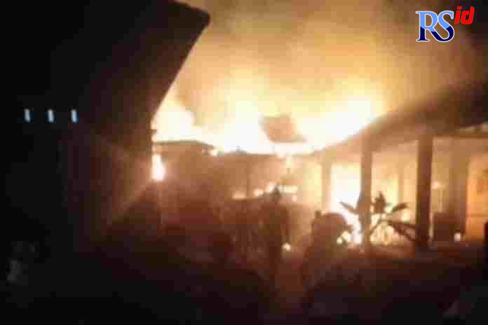 Petugas melakukan pendinginan dan menyisir lokasi kebakaran, untuk menghindari munculnya api baru. (Istimewa)