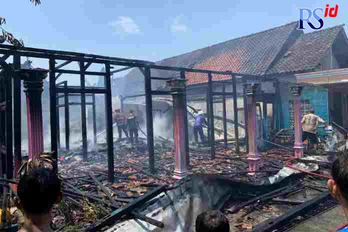 Petugas Damkar saat memadamkan api di TKP Desa Pandes, Cepiring. (DEVI KHOFIFATUR RIZQI/ JAWA POS RADAR SEMARANG)