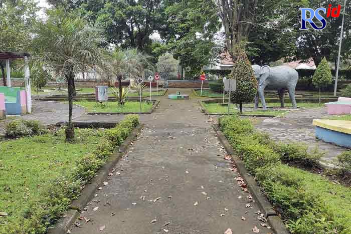 Fasilitas di Taman Unyil mulai rusak dan tidak terawat. (Nurfaik Nabhan/Jawa Pos Radar Semarang)