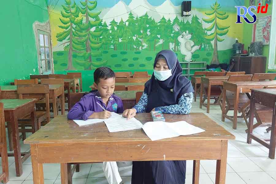 Siswa belajar bersama guru pembimbing selepas jam palajaran. (ADDIN ALFATH/JAWA POS RADAR SEMARANG)
