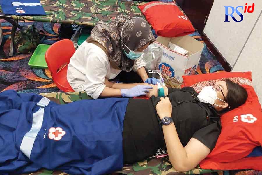 Seorang warga sedang mengikuti aksi donor darah. (Dhinar sasongko/Jawa Pos Radar Semarang)