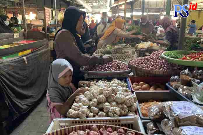RAMAI: Pembeli sedang melakukan transaksi dengan penjual di pasar Kendal. (DEVI KHOFIFATUR RIZQI/ JAWA POS RADAR SEMARANG)