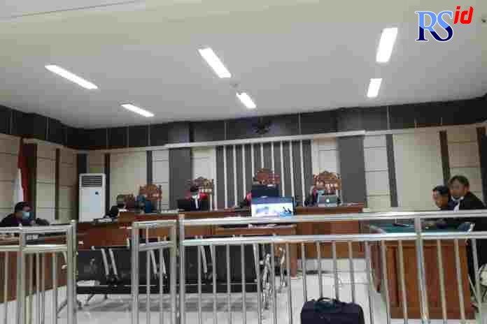 Majelis Hakim Pengadilan Tipikor Semarang yang dipimpin Joko Saptono membacakan putusan terhadap terdakwa Kanan atas kasus korupsi dana bantuan Covid-19 untuk TPQ-Madin Pekalongan Senin (14/3). (IDA FADILAH/JAWA POS RADAR SEMARANG)