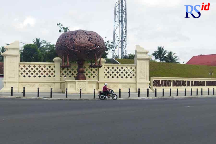 Gerbang Kalpataru di Blondo sebagai salah satu pintu masuk Kawasan Strategis Pariwisata Nasional (KSPN) Borobudur. Total ada empat pintu gerbang yang tiga di antaranya berada di wilayah Kabupaten Magelang. (LUQMAN SULISTIYAWAN/JAWA POS RADAR SEMARANG)